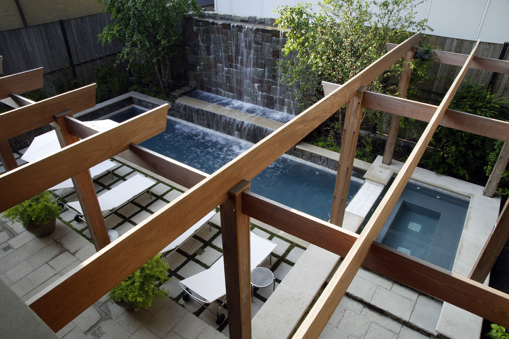 Пример оригинального дизайна: прямоугольный бассейн среднего размера на заднем дворе в современном стиле с фонтаном и покрытием из каменной брусчатки