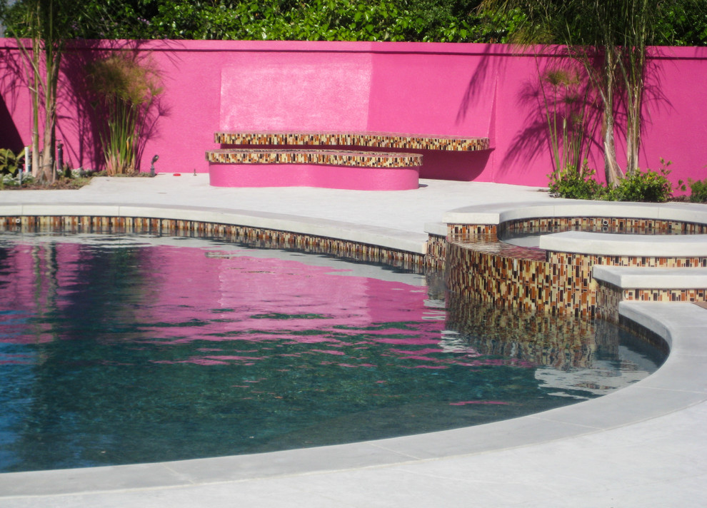 Großer Moderner Pool hinter dem Haus in individueller Form mit Stempelbeton in Los Angeles