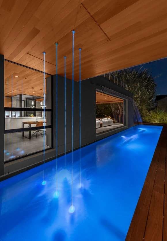 Foto di una piscina monocorsia contemporanea rettangolare di medie dimensioni e dietro casa con fontane e pedane