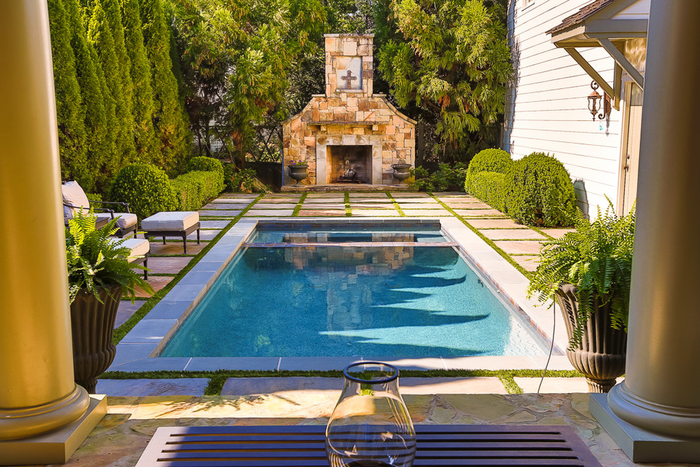 Свежая идея для дизайна: прямоугольный бассейн среднего размера на заднем дворе в классическом стиле - отличное фото интерьера