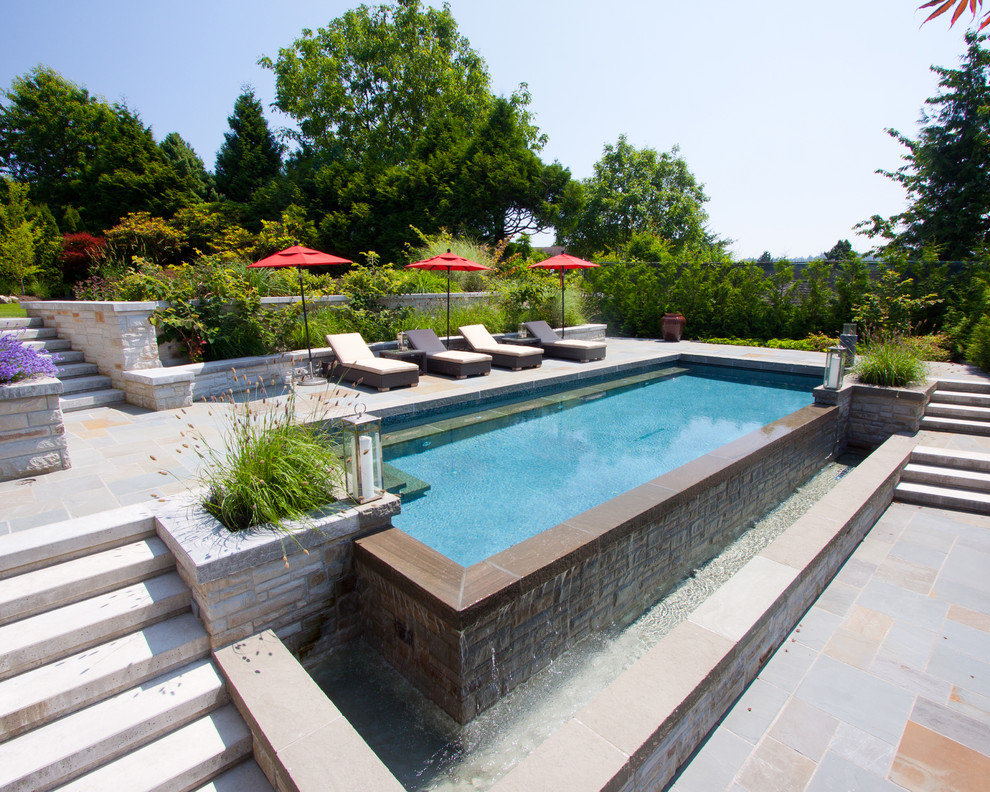 Идея дизайна: прямоугольный бассейн-инфинити на боковом дворе в современном стиле с фонтаном