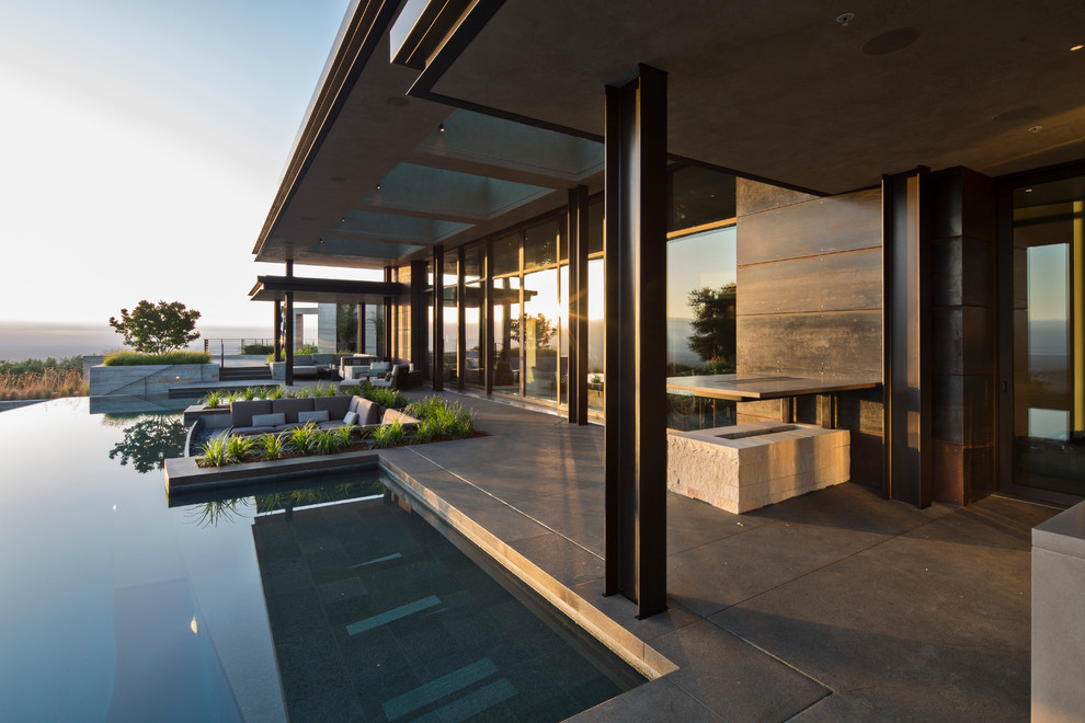 Geräumiger Moderner Infinity-Pool hinter dem Haus in individueller Form mit Wasserspiel und Betonplatten in San Francisco