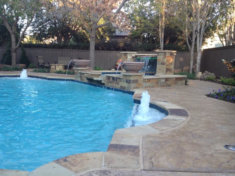 Kleines Modernes Sportbecken hinter dem Haus in individueller Form mit Wasserspiel und Stempelbeton in Dallas