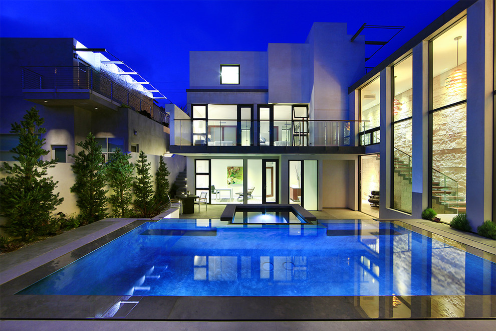 Contemporary courtyard infinity swimming pool in Orange County.