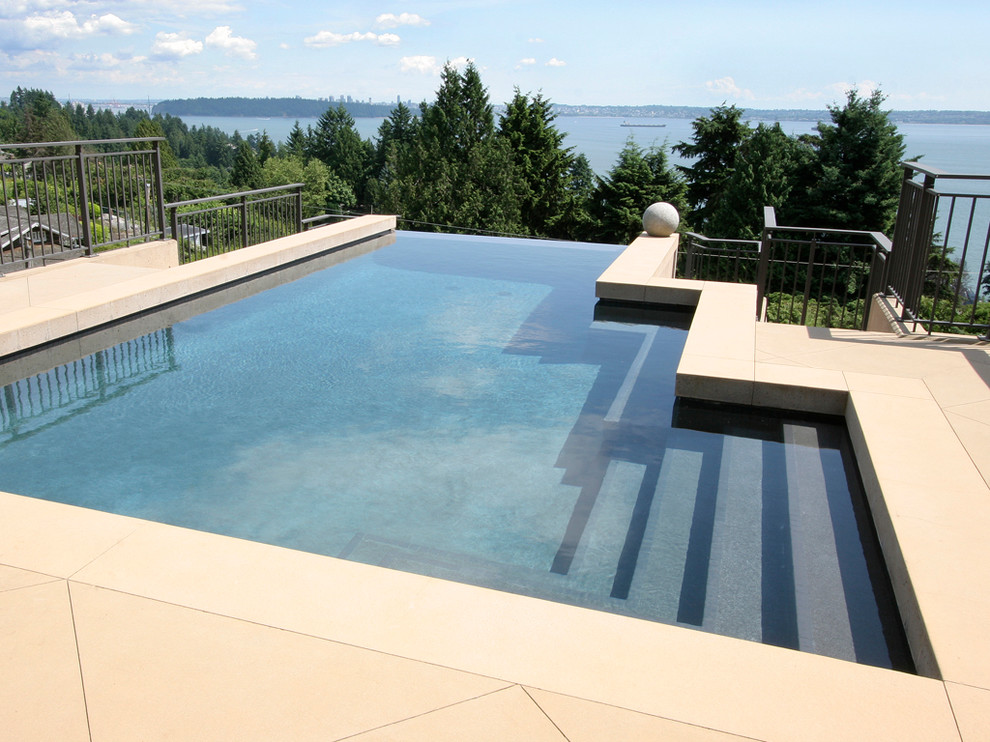 Diseño de piscina infinita contemporánea a medida en patio trasero