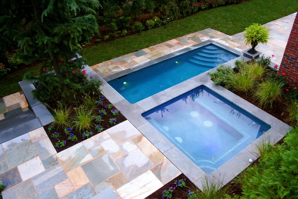 Aménagement d'une piscine contemporaine rectangle.