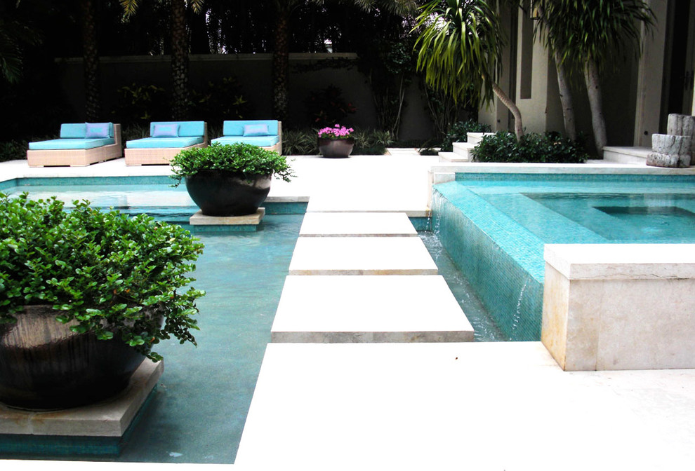 Contemporary swimming pool in Miami.