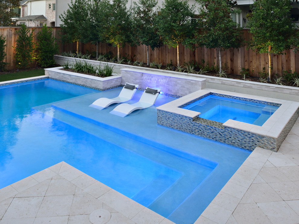 На фото: маленький естественный, прямоугольный бассейн на заднем дворе в современном стиле с джакузи и покрытием из каменной брусчатки для на участке и в саду