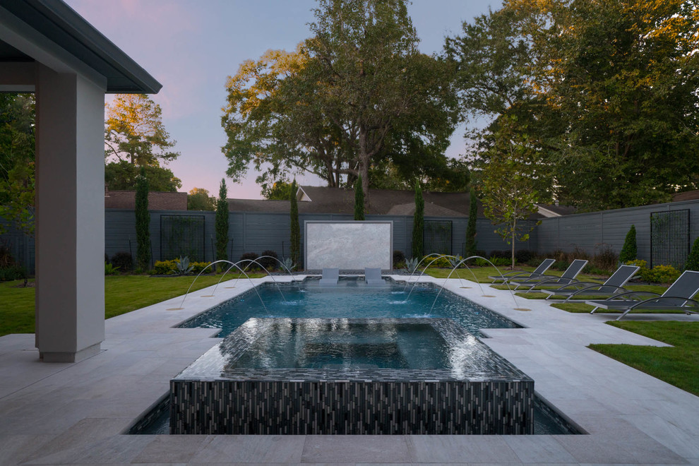Идея дизайна: прямоугольный, спортивный бассейн среднего размера на заднем дворе в современном стиле с джакузи и покрытием из каменной брусчатки