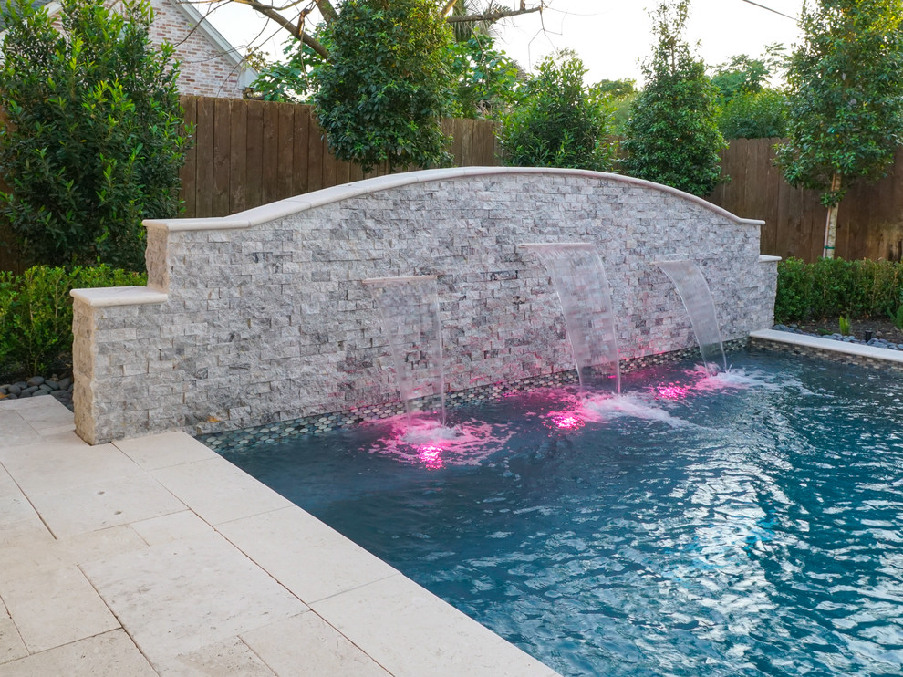 Esempio di una piccola piscina naturale design rettangolare dietro casa con fontane