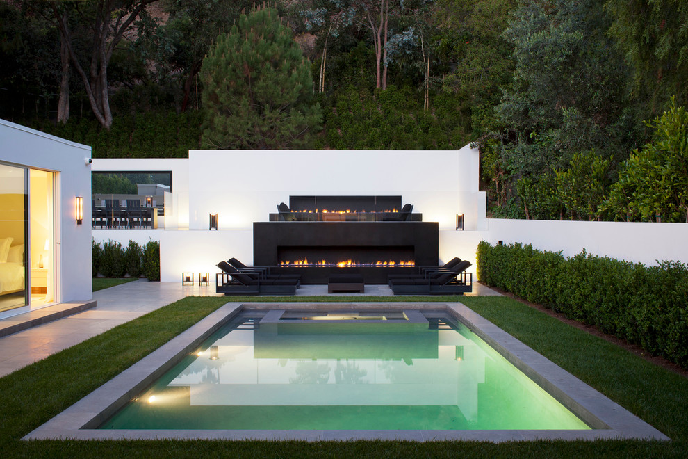 Источник вдохновения для домашнего уюта: прямоугольный бассейн на заднем дворе в современном стиле