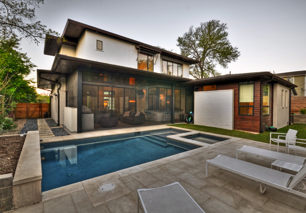 Diseño de piscina contemporánea rectangular en patio trasero