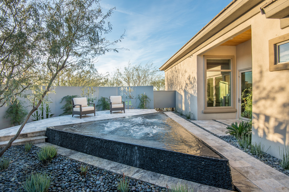 Стильный дизайн: бассейн произвольной формы на заднем дворе в современном стиле с джакузи - последний тренд