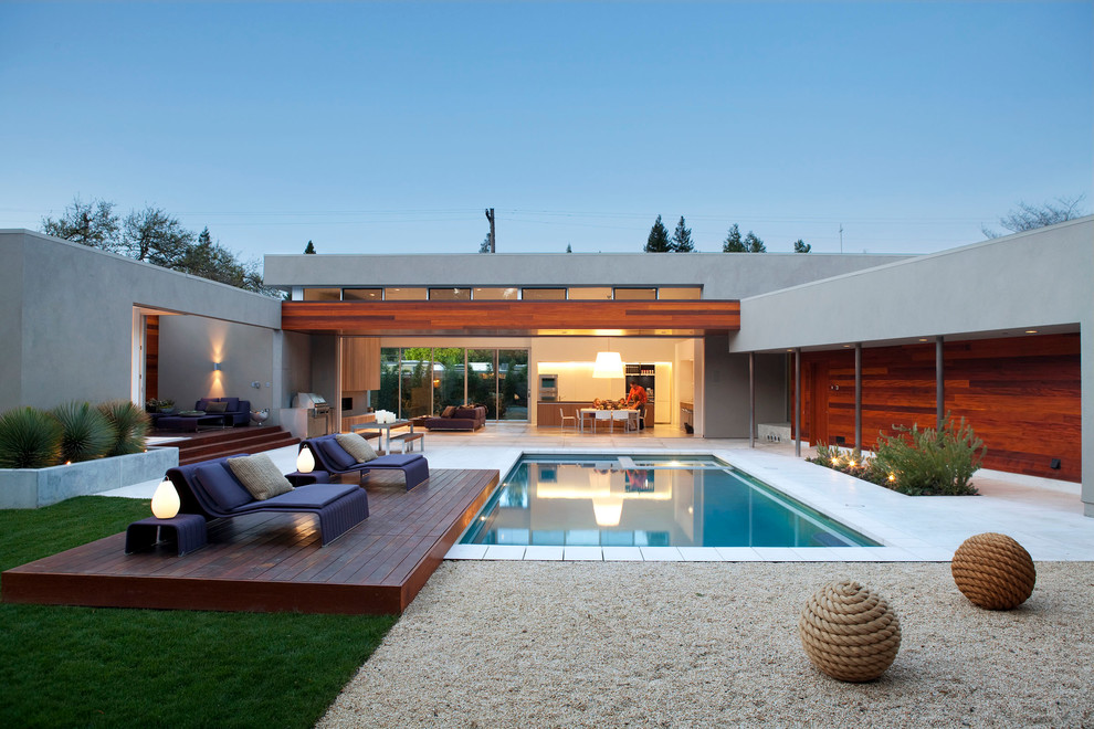 Contemporary courtyard rectangular swimming pool in Los Angeles.
