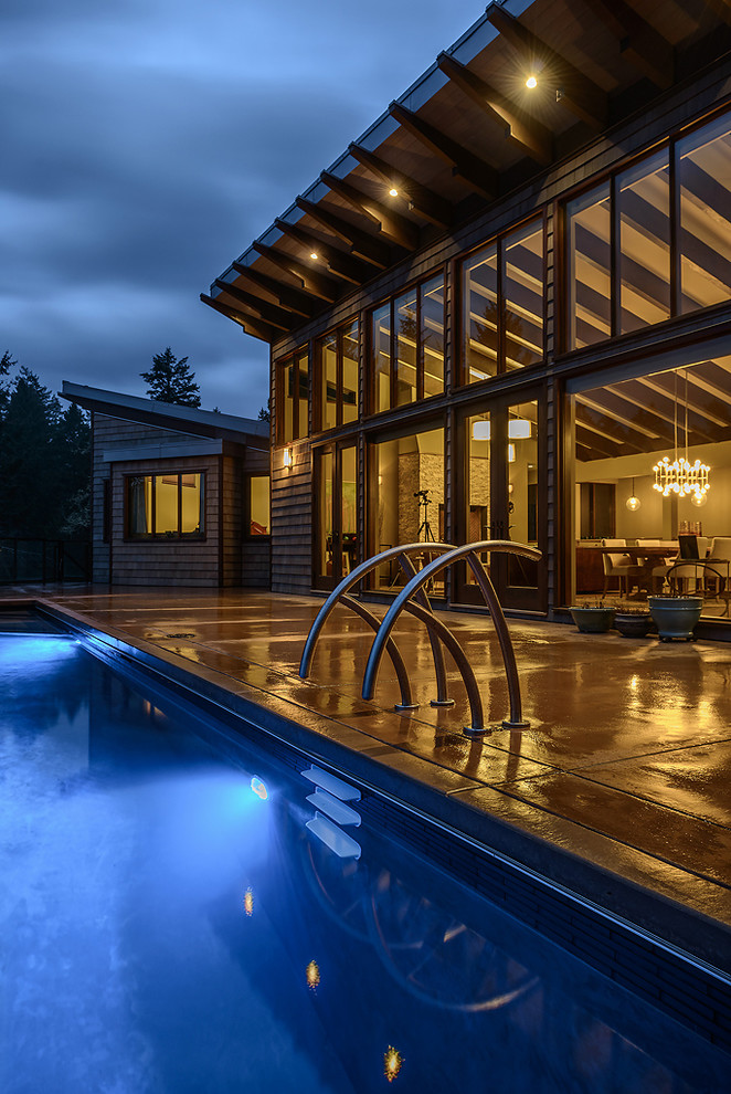 Idée de décoration pour une piscine design.