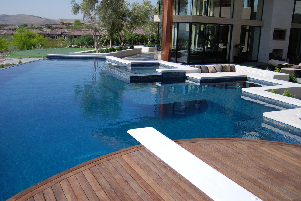 Idée de décoration pour une piscine à débordement design.