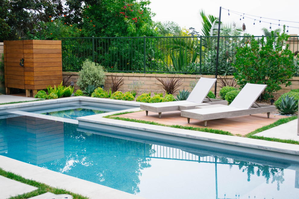 Esempio di una piscina contemporanea rettangolare dietro casa con pavimentazioni in cemento e una vasca idromassaggio
