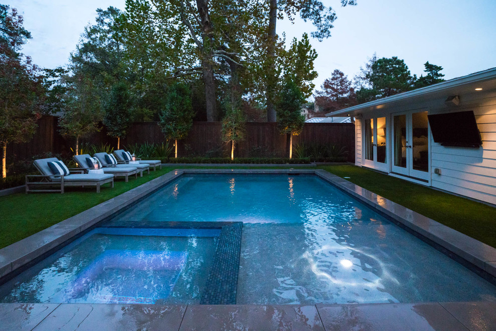 Esempio di una piccola piscina contemporanea rettangolare dietro casa con pedane