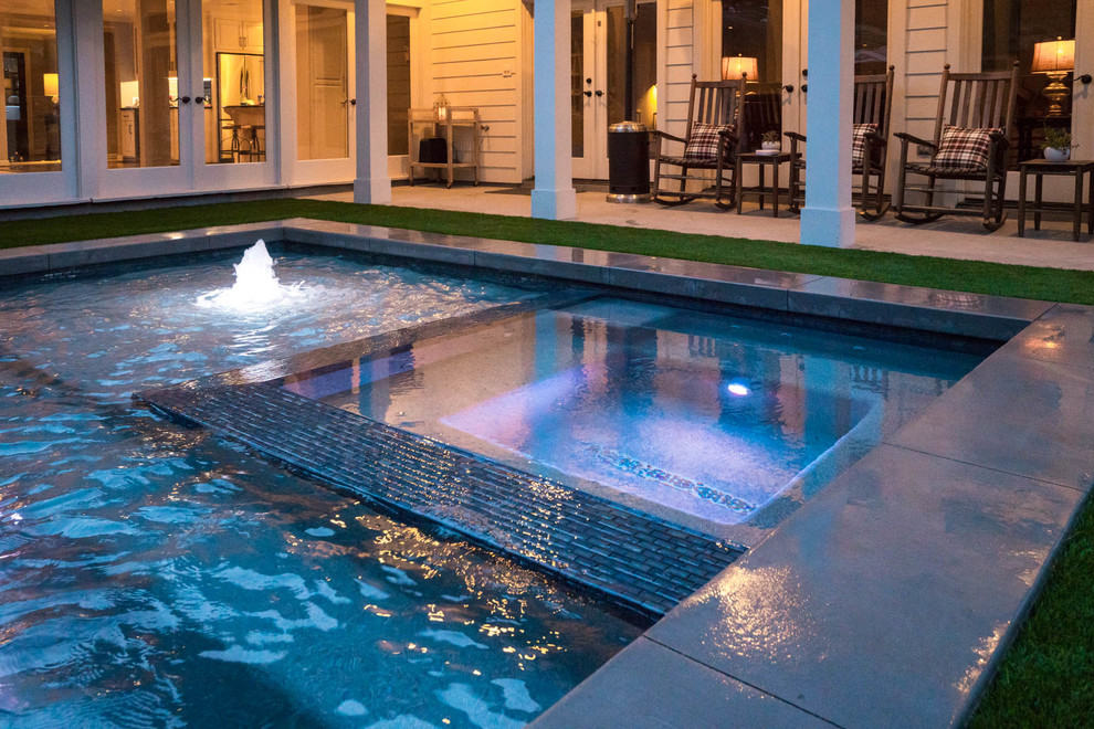 Foto di una piccola piscina contemporanea rettangolare dietro casa con pedane