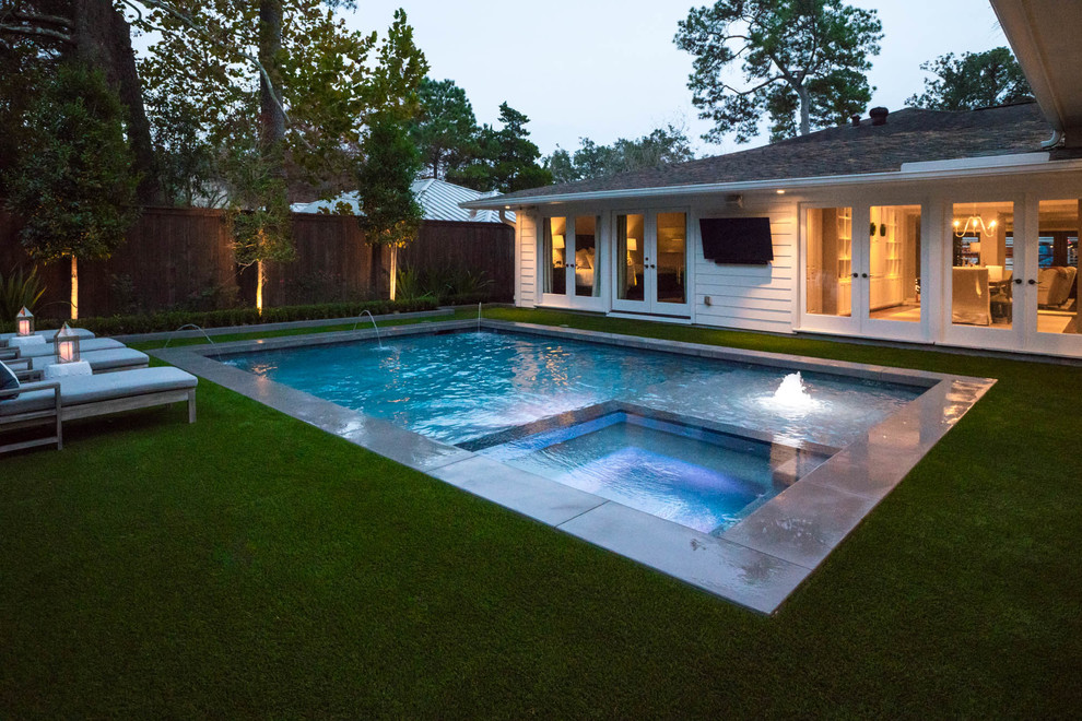 Kleiner Moderner Whirlpool hinter dem Haus in rechteckiger Form mit Dielen in Houston