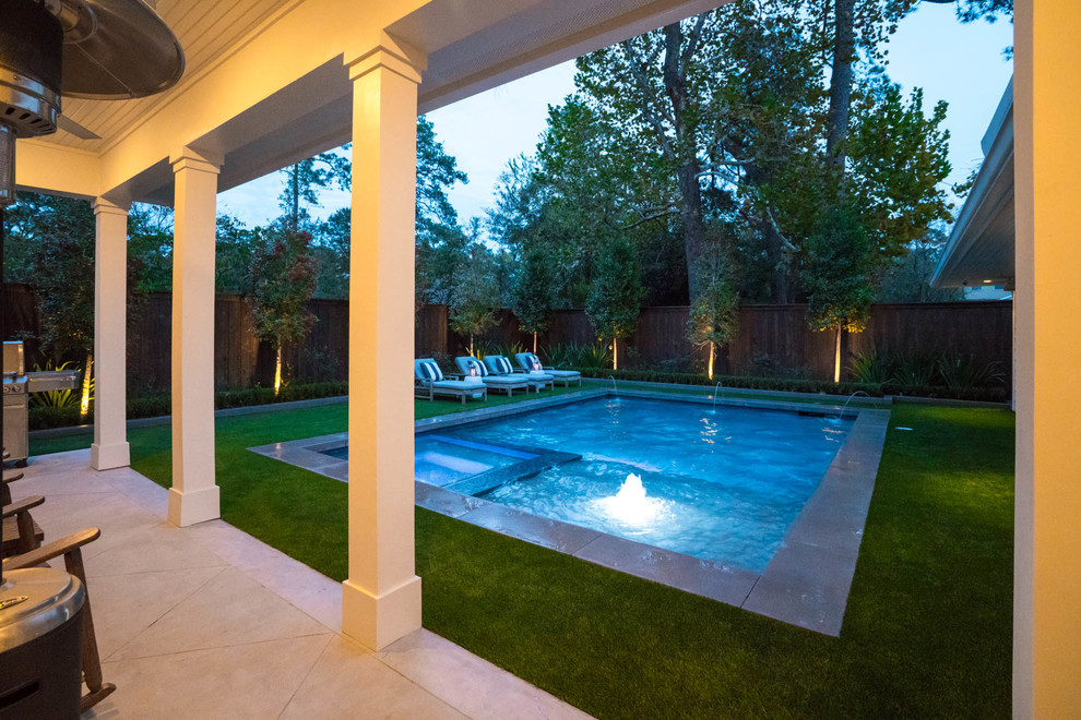 Esempio di una piccola piscina design rettangolare dietro casa con pedane