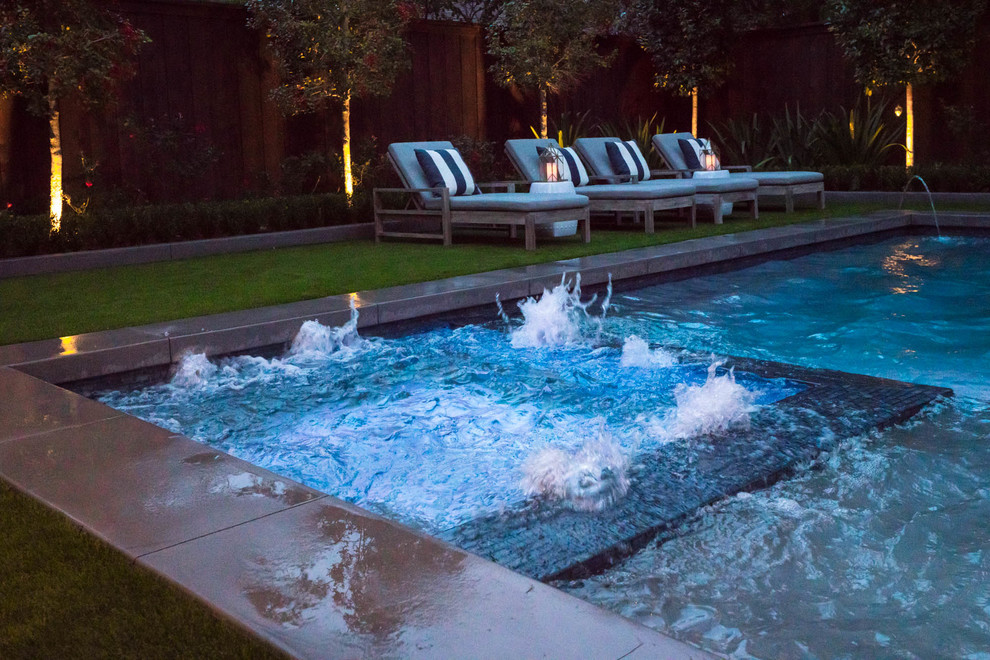 Foto di una piccola piscina design rettangolare dietro casa con pedane