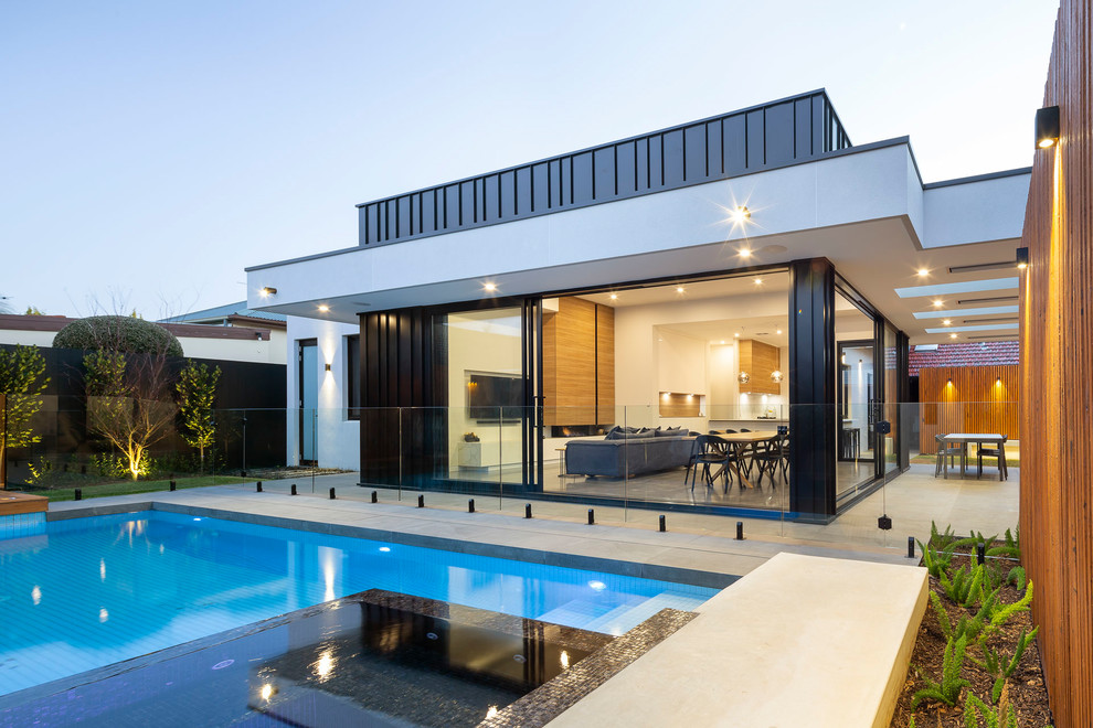Moderner Pool hinter dem Haus in rechteckiger Form mit Wasserspiel in Adelaide