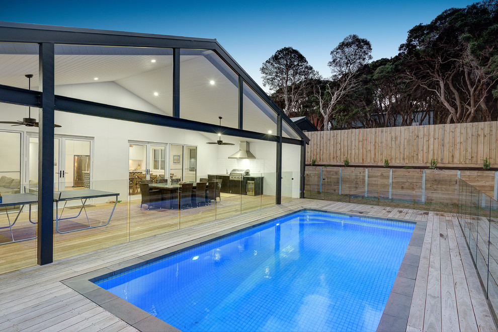 Ispirazione per una piscina minimal rettangolare dietro casa