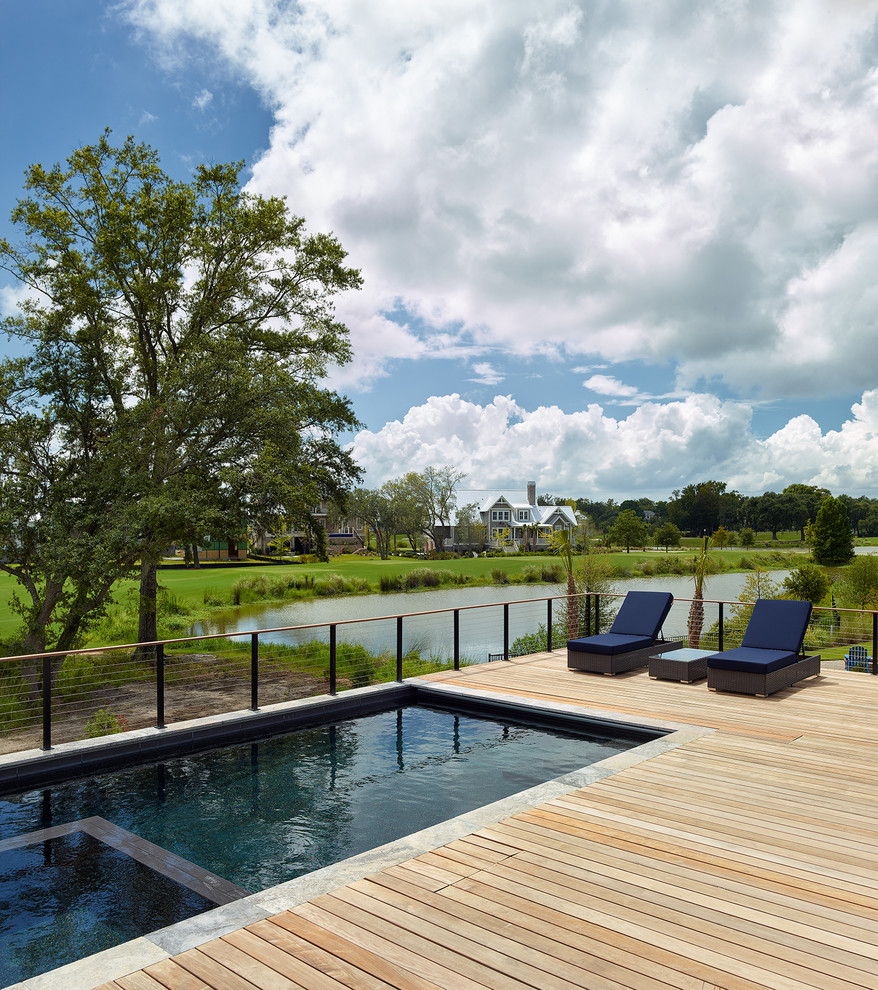 Diseño de piscinas y jacuzzis actuales rectangulares en patio trasero con entablado