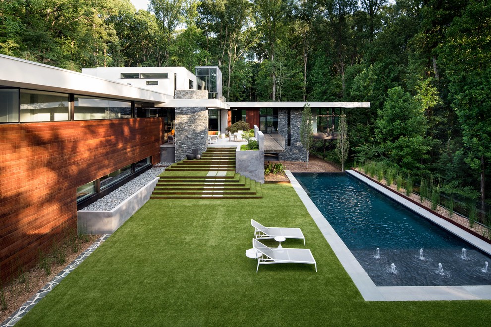 Идея дизайна: огромный прямоугольный, спортивный бассейн на заднем дворе в современном стиле