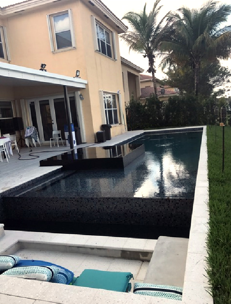Foto de piscina contemporánea de tamaño medio en patio trasero