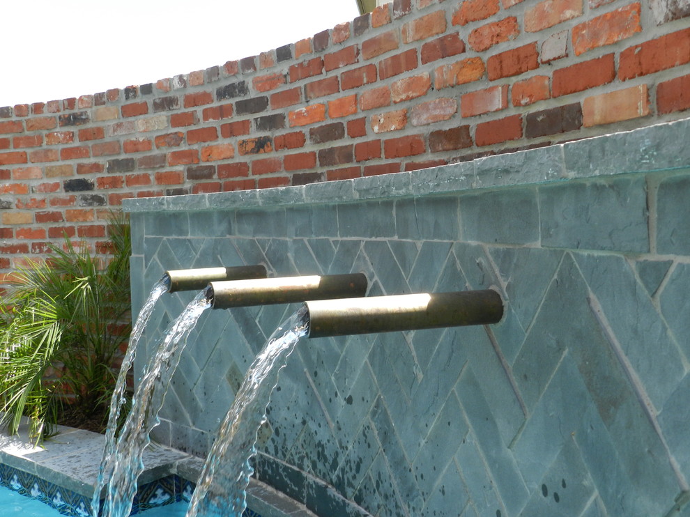Inspiration för moderna anpassad pooler på baksidan av huset, med en fontän och stämplad betong