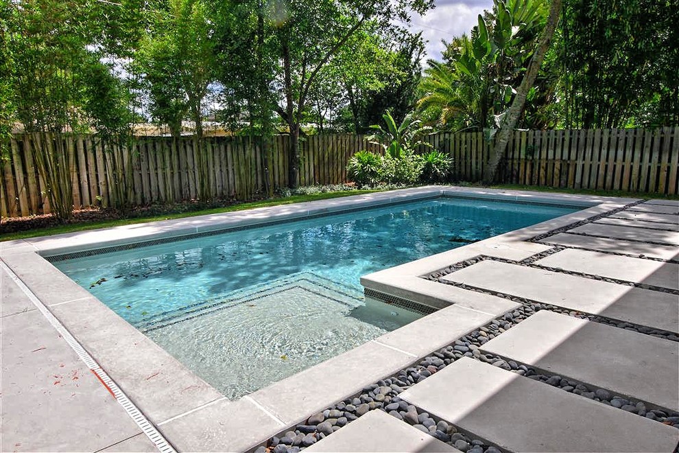 Идея дизайна: угловой бассейн на заднем дворе в современном стиле с мощением тротуарной плиткой
