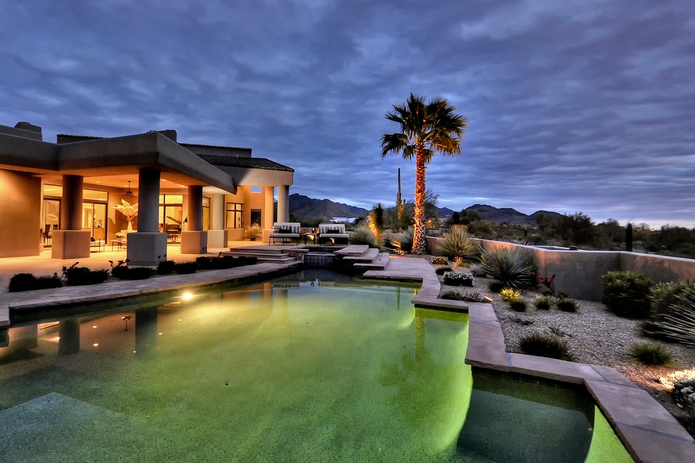 Geräumiger Mediterraner Pool hinter dem Haus in individueller Form mit Natursteinplatten in Phoenix