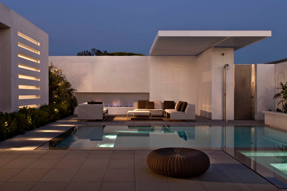 Mittelgroßer Moderner Pool hinter dem Haus in rechteckiger Form in Orange County