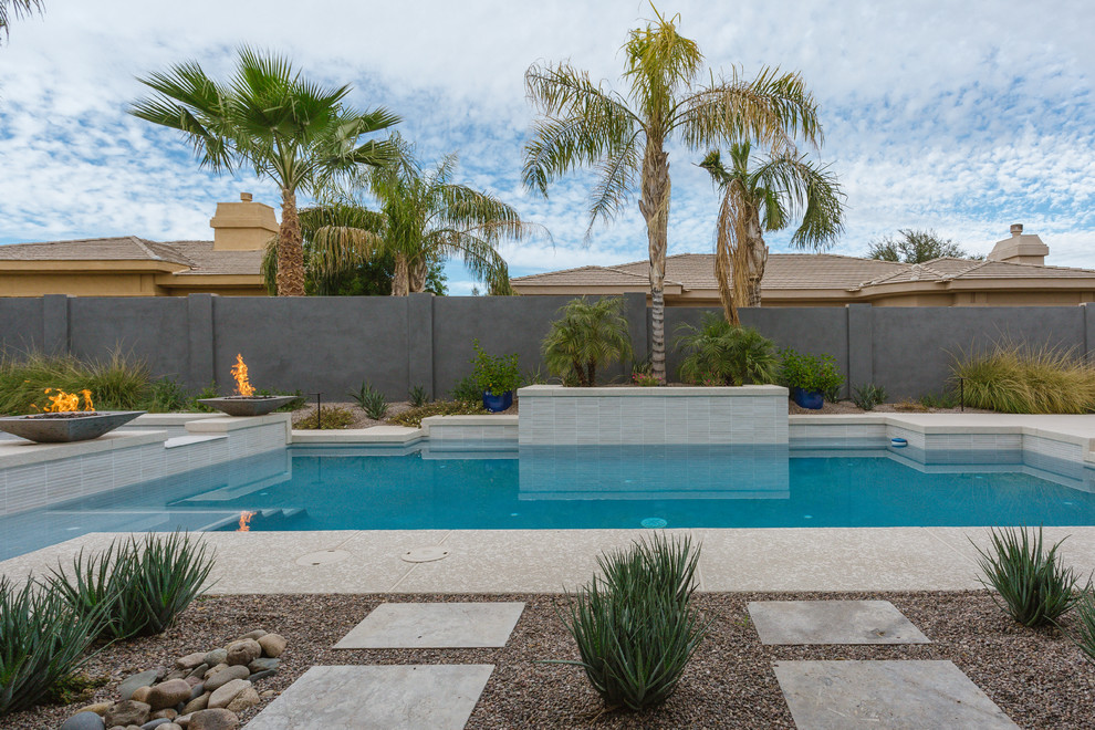 Foto di una piscina monocorsia minimal personalizzata dietro casa con una vasca idromassaggio