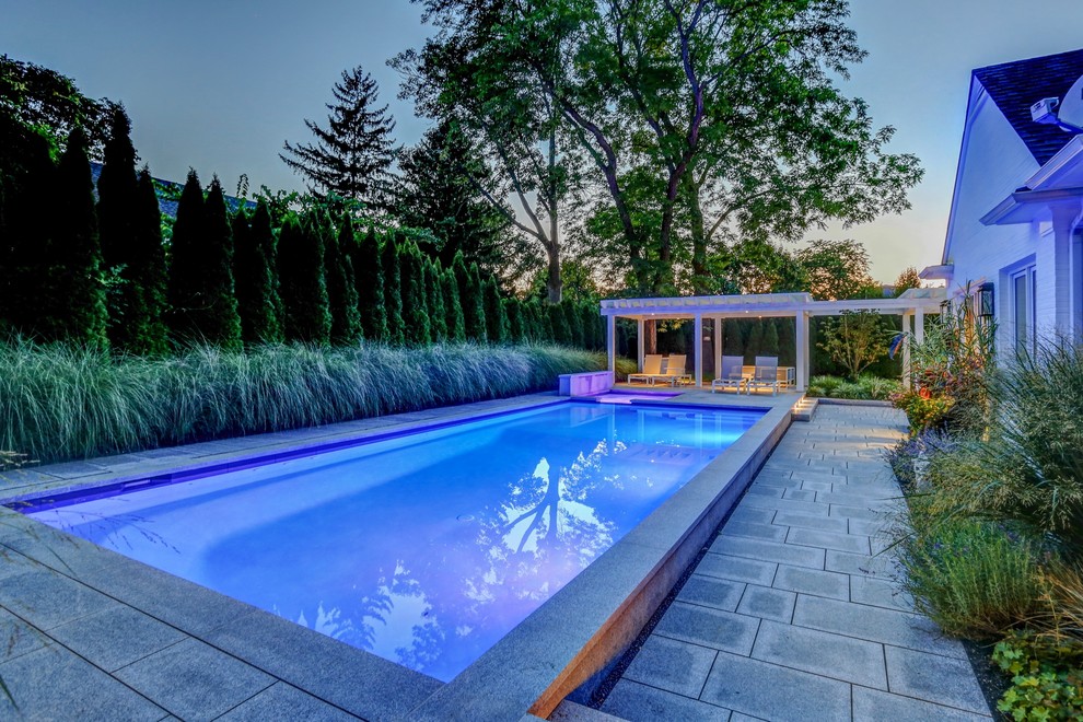 Inspiration för en mellanstor vintage rektangulär pool på baksidan av huset, med naturstensplattor