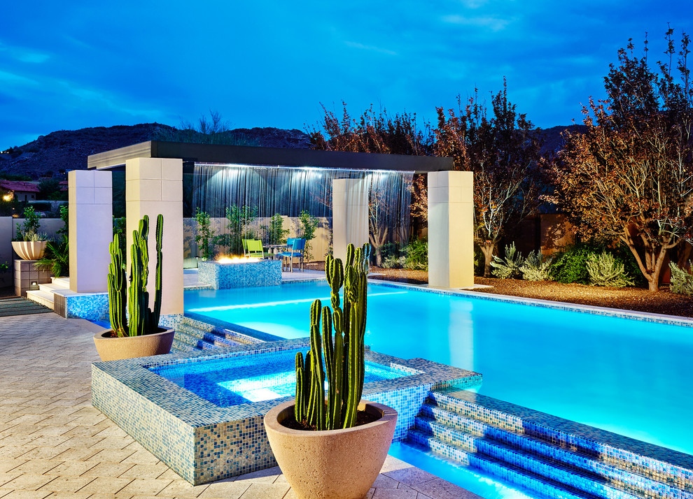 Oberirdischer Moderner Pool hinter dem Haus in rechteckiger Form mit Wasserspiel in Los Angeles