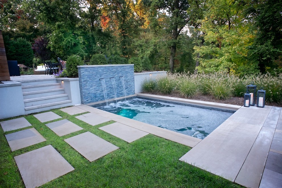Idéer för att renovera en mellanstor funkis rektangulär pool på baksidan av huset, med spabad och naturstensplattor