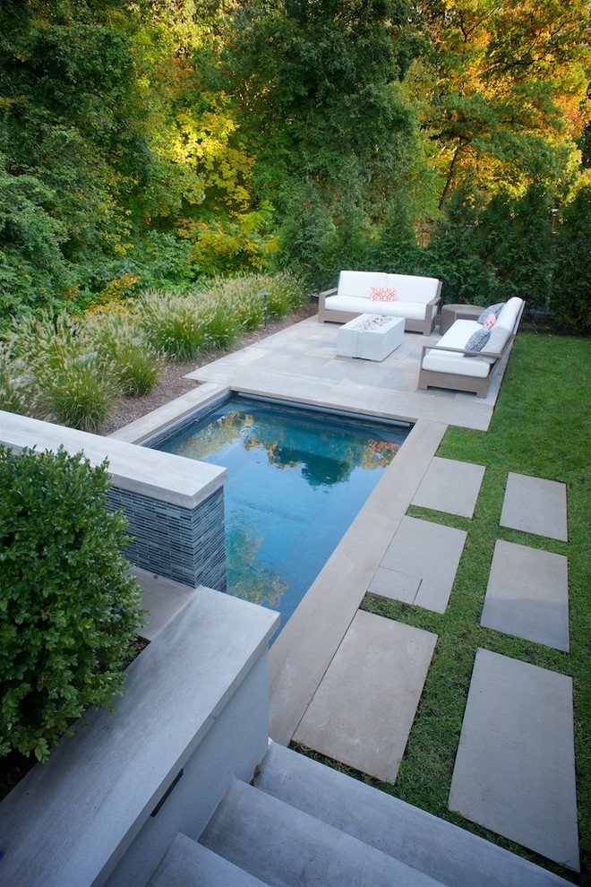 Idées déco pour une piscine arrière contemporaine de taille moyenne et rectangle avec des pavés en pierre naturelle.