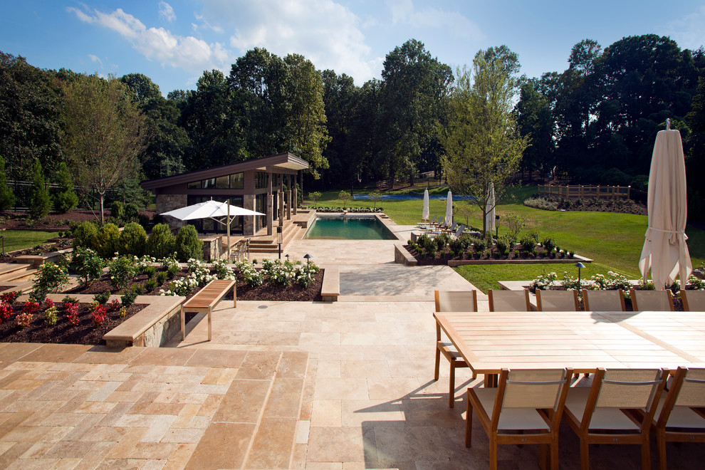 Foto de piscina natural contemporánea grande rectangular en patio trasero con suelo de baldosas