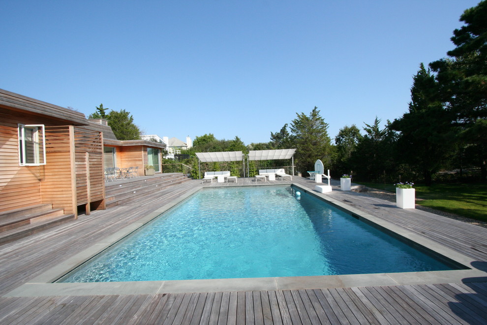 Ispirazione per una piscina minimal rettangolare di medie dimensioni e dietro casa con pedane