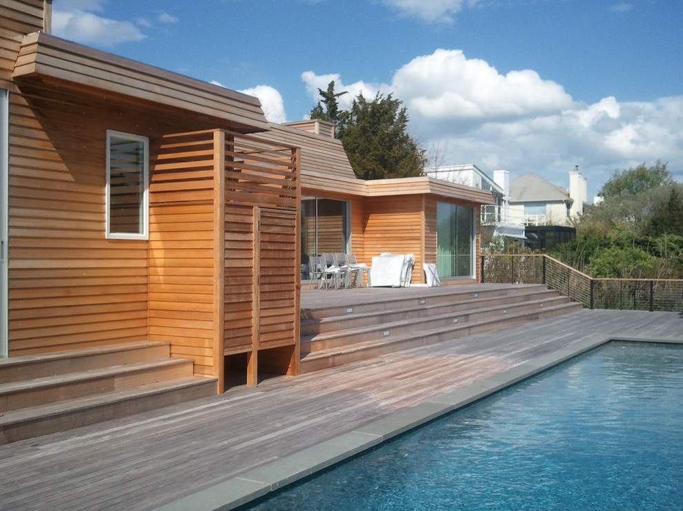 Пример оригинального дизайна: прямоугольный бассейн среднего размера на заднем дворе в современном стиле с джакузи и настилом