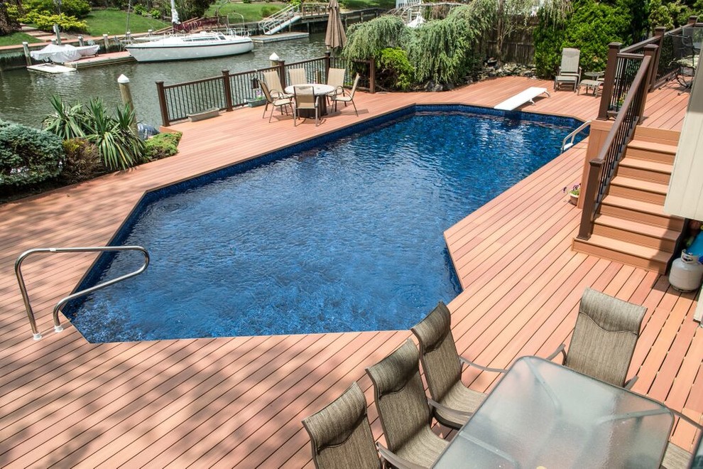 Diseño de piscina natural marinera extra grande a medida en patio trasero con entablado