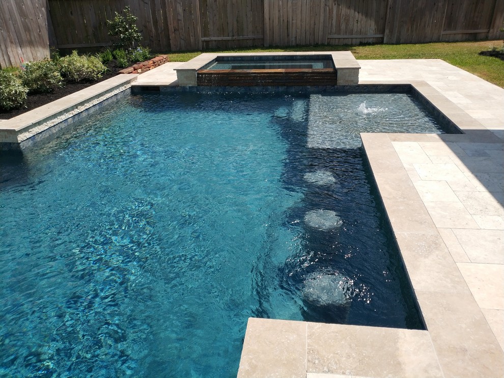 Идея дизайна: большой спортивный, прямоугольный бассейн на заднем дворе в стиле неоклассика (современная классика) с джакузи и покрытием из каменной брусчатки