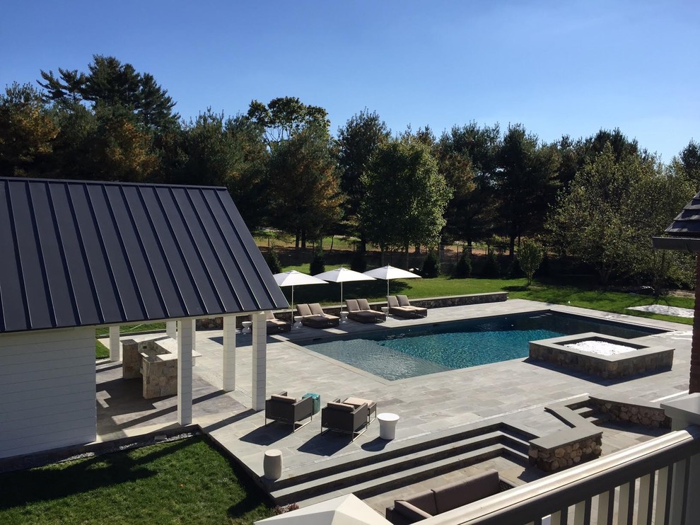 Foto di una piscina monocorsia tradizionale rettangolare di medie dimensioni e dietro casa con una dépendance a bordo piscina e pavimentazioni in pietra naturale