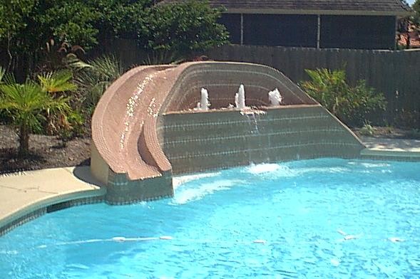 Cette image montre une piscine naturelle minimaliste avec un toboggan.