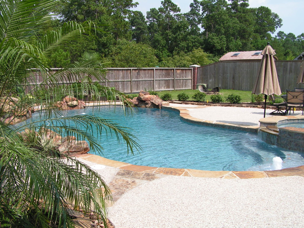 Ispirazione per una piscina naturale tradizionale personalizzata dietro casa