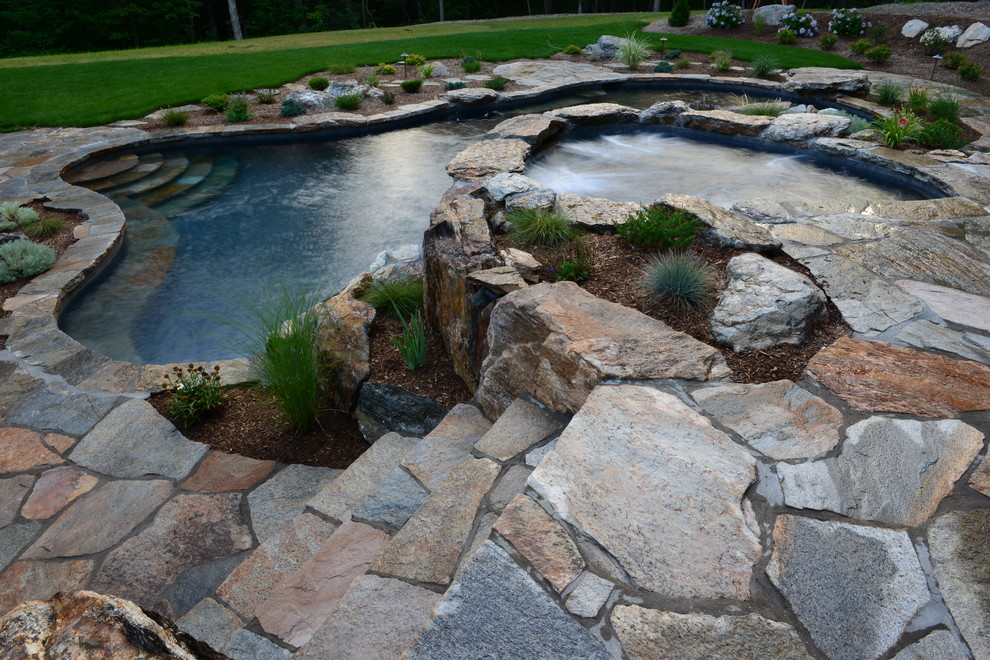 Idee per una piscina naturale stile rurale personalizzata di medie dimensioni e dietro casa con una vasca idromassaggio e pavimentazioni in pietra naturale