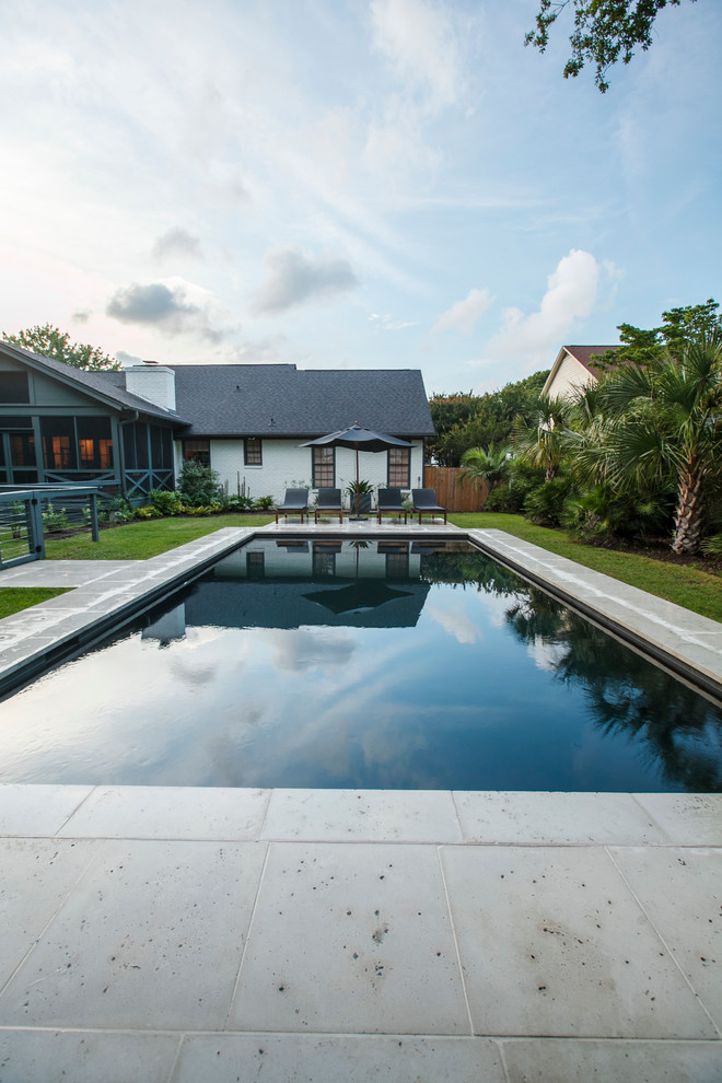 Foto på en mellanstor funkis pool på baksidan av huset, med poolhus och marksten i betong